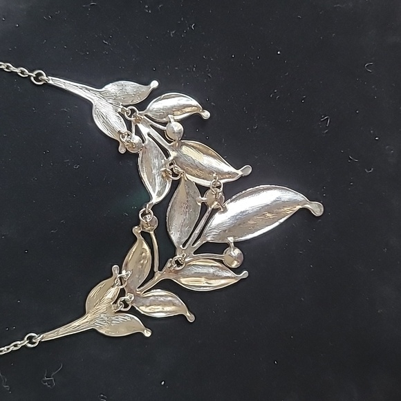 UnbeaLeafable Vine And Leaves Crystal Statement Necklace - NWOT - Picture 6 of 7